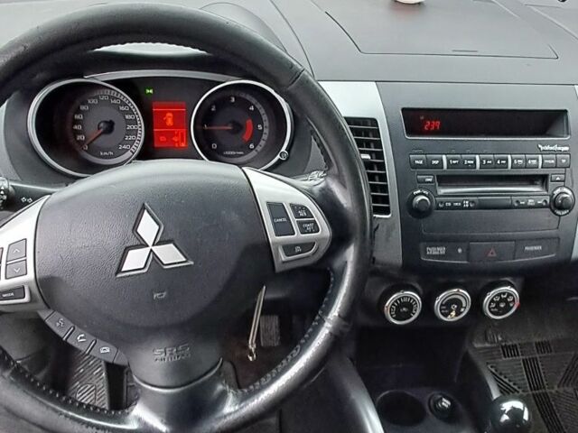 Чорний Міцубісі Аутлендер, об'ємом двигуна 2 л та пробігом 260 тис. км за 4500 $, фото 5 на Automoto.ua