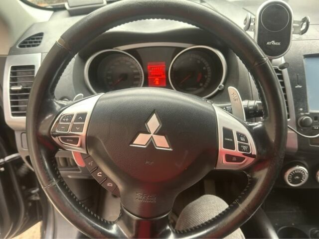 Черный Мицубиси Аутлендер, объемом двигателя 2.4 л и пробегом 240 тыс. км за 8500 $, фото 5 на Automoto.ua