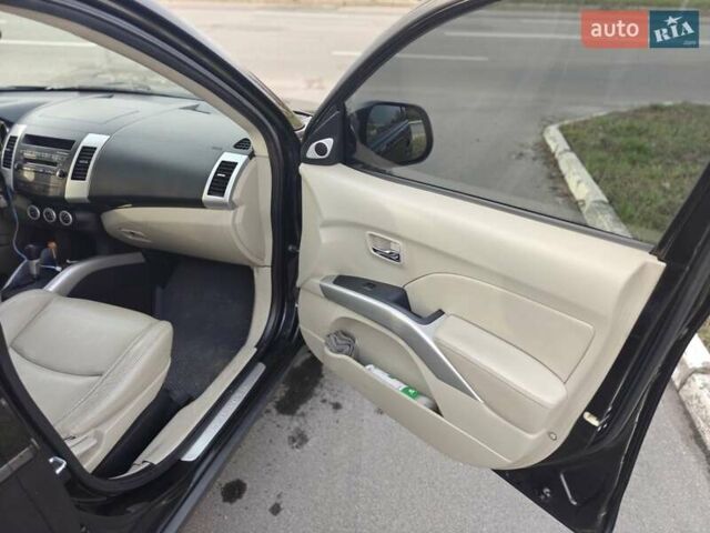 Черный Мицубиси Аутлендер, объемом двигателя 3 л и пробегом 155 тыс. км за 9800 $, фото 16 на Automoto.ua