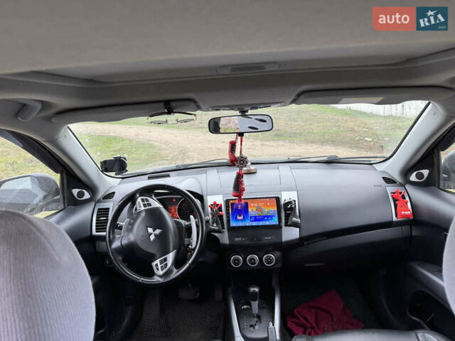 Черный Мицубиси Аутлендер, объемом двигателя 3 л и пробегом 300 тыс. км за 9500 $, фото 5 на Automoto.ua