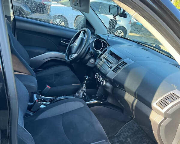 Чорний Міцубісі Аутлендер, об'ємом двигуна 2 л та пробігом 330 тис. км за 7500 $, фото 4 на Automoto.ua