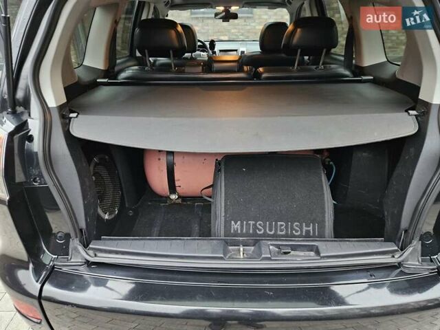 Черный Мицубиси Аутлендер, объемом двигателя 3 л и пробегом 238 тыс. км за 10800 $, фото 24 на Automoto.ua
