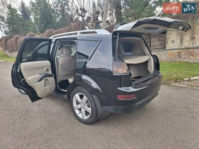 Черный Мицубиси Аутлендер, объемом двигателя 3 л и пробегом 220 тыс. км за 9000 $, фото 2 на Automoto.ua