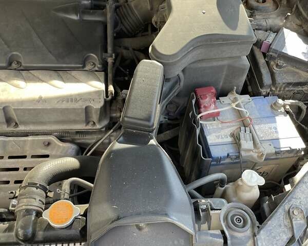 Черный Мицубиси Аутлендер, объемом двигателя 2.38 л и пробегом 310 тыс. км за 7500 $, фото 4 на Automoto.ua