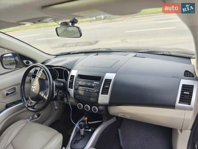 Черный Мицубиси Аутлендер, объемом двигателя 3 л и пробегом 155 тыс. км за 9800 $, фото 18 на Automoto.ua