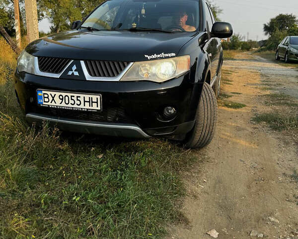 Черный Мицубиси Аутлендер, объемом двигателя 2 л и пробегом 200 тыс. км за 7700 $, фото 1 на Automoto.ua