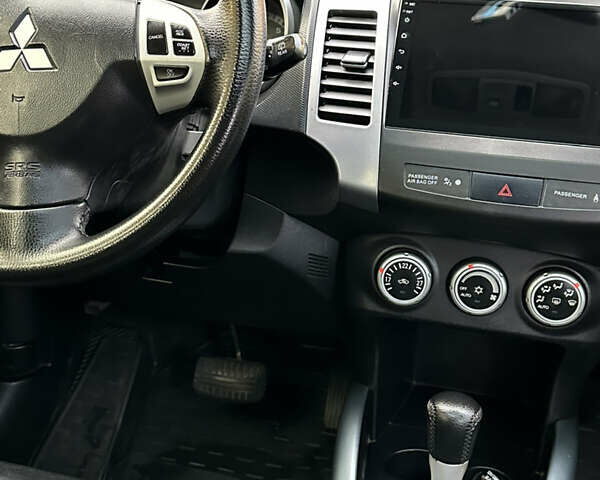 Чорний Міцубісі Аутлендер, об'ємом двигуна 3 л та пробігом 238 тис. км за 11200 $, фото 17 на Automoto.ua