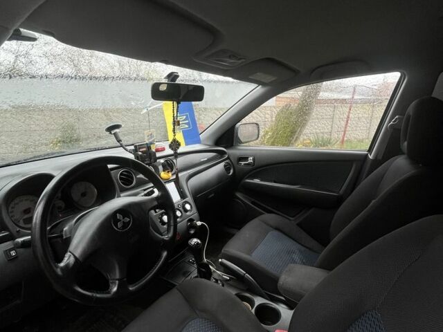 Черный Мицубиси Аутлендер, объемом двигателя 2 л и пробегом 430 тыс. км за 4300 $, фото 3 на Automoto.ua