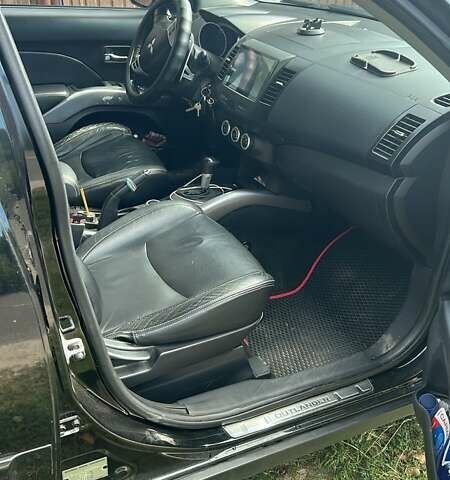 Черный Мицубиси Аутлендер, объемом двигателя 3 л и пробегом 257 тыс. км за 9200 $, фото 2 на Automoto.ua