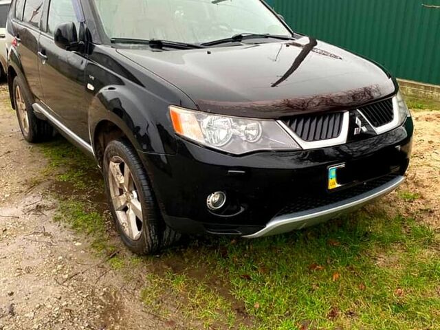 Черный Мицубиси Аутлендер, объемом двигателя 3 л и пробегом 256 тыс. км за 8500 $, фото 1 на Automoto.ua