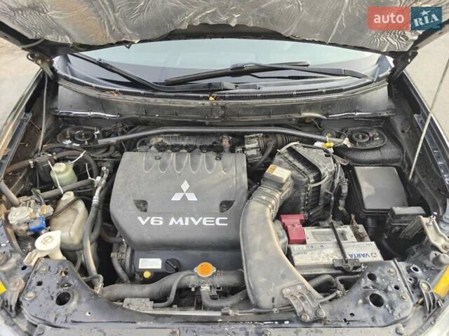 Черный Мицубиси Аутлендер, объемом двигателя 3 л и пробегом 155 тыс. км за 9800 $, фото 12 на Automoto.ua