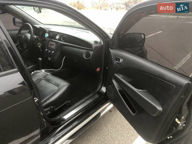 Черный Мицубиси Аутлендер, объемом двигателя 2.38 л и пробегом 314 тыс. км за 5000 $, фото 6 на Automoto.ua