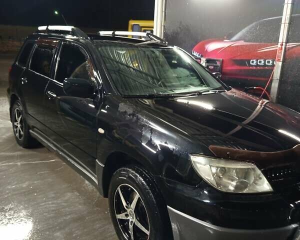 Черный Мицубиси Аутлендер, объемом двигателя 2 л и пробегом 295 тыс. км за 5300 $, фото 1 на Automoto.ua