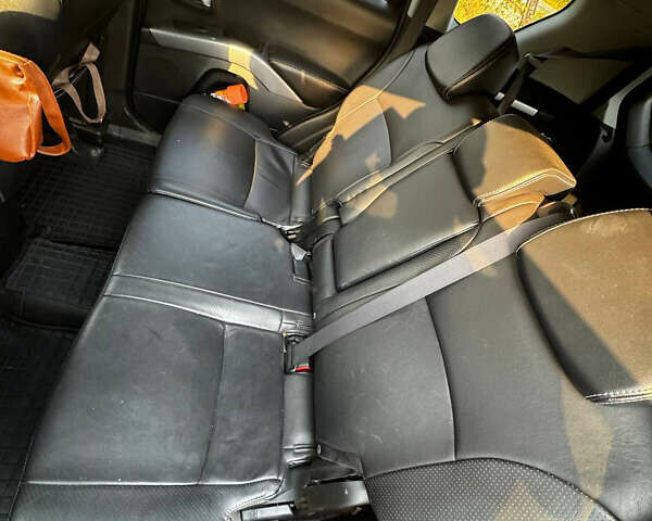 Черный Мицубиси Аутлендер, объемом двигателя 2 л и пробегом 200 тыс. км за 7700 $, фото 7 на Automoto.ua