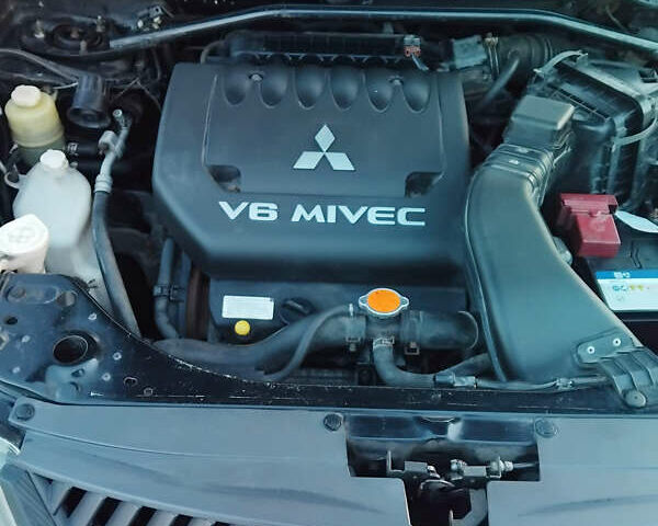 Черный Мицубиси Аутлендер, объемом двигателя 3 л и пробегом 225 тыс. км за 9200 $, фото 12 на Automoto.ua