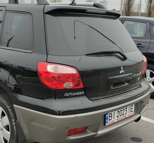 Чорний Міцубісі Аутлендер, об'ємом двигуна 2 л та пробігом 175 тис. км за 7800 $, фото 5 на Automoto.ua