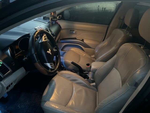 Черный Мицубиси Аутлендер, объемом двигателя 2 л и пробегом 288 тыс. км за 9200 $, фото 1 на Automoto.ua