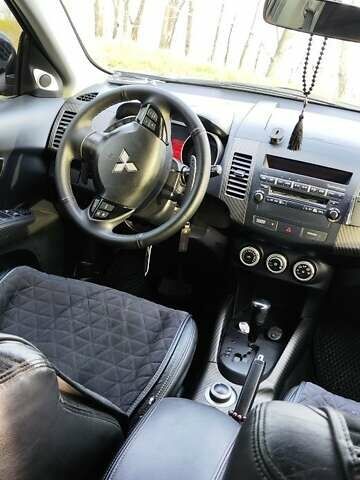 Черный Мицубиси Аутлендер, объемом двигателя 3 л и пробегом 190 тыс. км за 10000 $, фото 5 на Automoto.ua