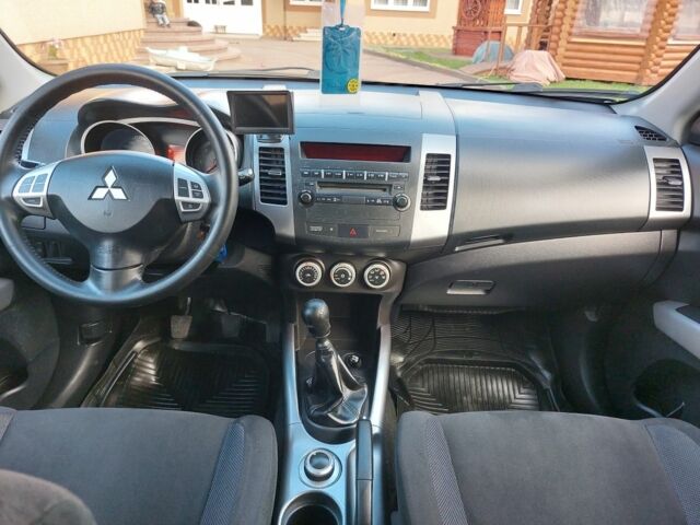 Черный Мицубиси Аутлендер, объемом двигателя 2 л и пробегом 249 тыс. км за 8750 $, фото 6 на Automoto.ua