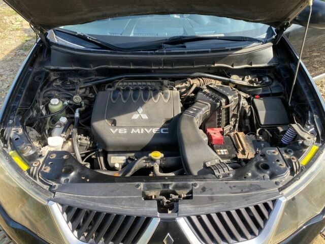 Черный Мицубиси Аутлендер, объемом двигателя 3 л и пробегом 150 тыс. км за 400 $, фото 4 на Automoto.ua