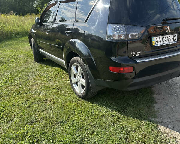 Черный Мицубиси Аутлендер, объемом двигателя 2.36 л и пробегом 240 тыс. км за 9599 $, фото 4 на Automoto.ua