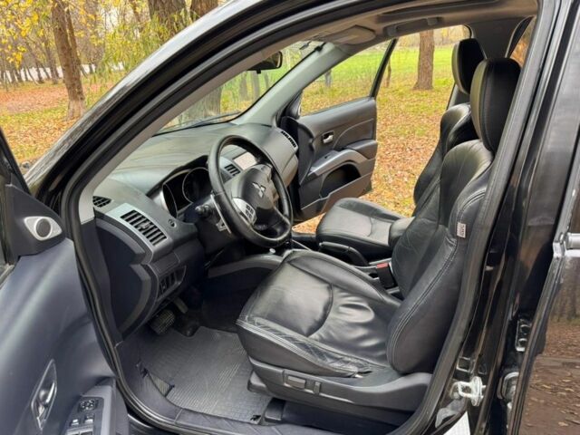 Чорний Міцубісі Аутлендер, об'ємом двигуна 3 л та пробігом 212 тис. км за 10000 $, фото 5 на Automoto.ua