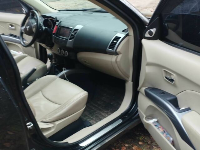 Черный Мицубиси Аутлендер, объемом двигателя 2 л и пробегом 242 тыс. км за 5500 $, фото 6 на Automoto.ua