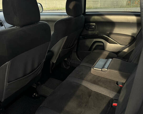 Чорний Міцубісі Аутлендер, об'ємом двигуна 2.36 л та пробігом 293 тис. км за 7900 $, фото 12 на Automoto.ua