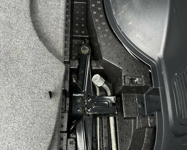 Чорний Міцубісі Аутлендер, об'ємом двигуна 2 л та пробігом 254 тис. км за 7499 $, фото 15 на Automoto.ua