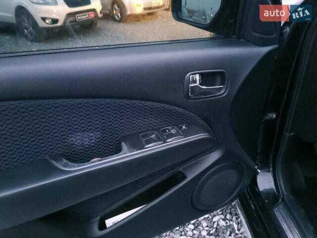 Чорний Міцубісі Аутлендер, об'ємом двигуна 2 л та пробігом 271 тис. км за 6940 $, фото 15 на Automoto.ua