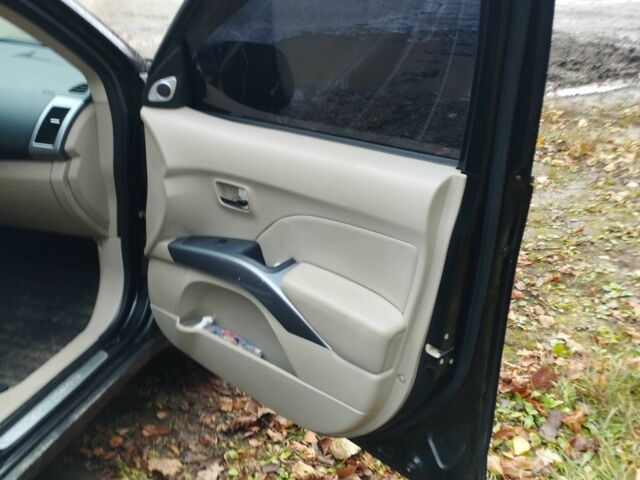 Черный Мицубиси Аутлендер, объемом двигателя 2 л и пробегом 242 тыс. км за 5500 $, фото 5 на Automoto.ua