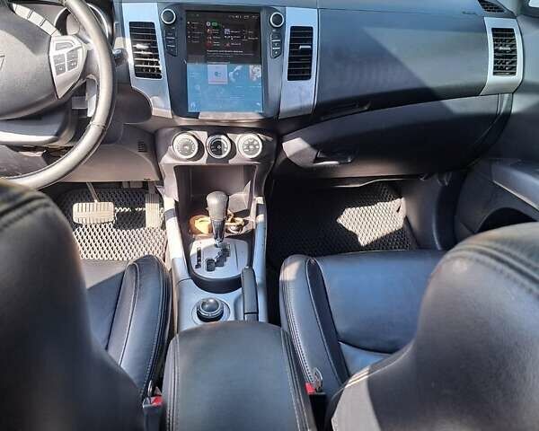 Черный Мицубиси Аутлендер, объемом двигателя 2.36 л и пробегом 245 тыс. км за 9200 $, фото 3 на Automoto.ua