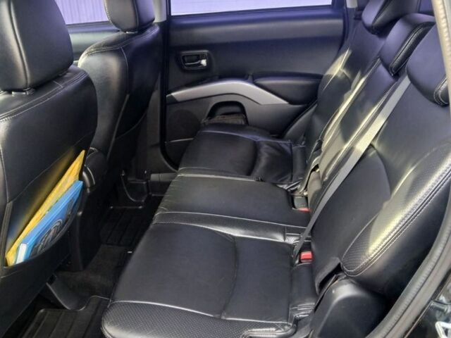 Чорний Міцубісі Аутлендер, об'ємом двигуна 3 л та пробігом 300 тис. км за 9600 $, фото 6 на Automoto.ua