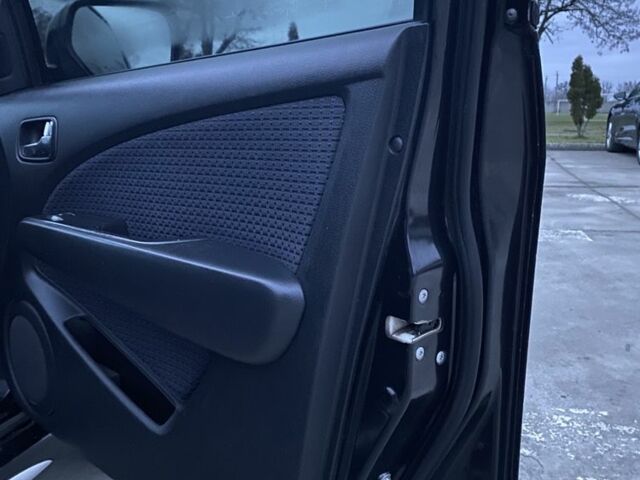 Чорний Міцубісі Аутлендер, об'ємом двигуна 2 л та пробігом 271 тис. км за 6799 $, фото 5 на Automoto.ua