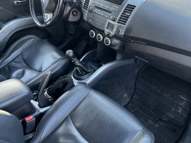 Черный Мицубиси Аутлендер, объемом двигателя 2 л и пробегом 247 тыс. км за 4600 $, фото 6 на Automoto.ua