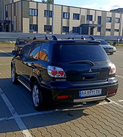 Чорний Міцубісі Аутлендер, об'ємом двигуна 2 л та пробігом 364 тис. км за 5900 $, фото 1 на Automoto.ua