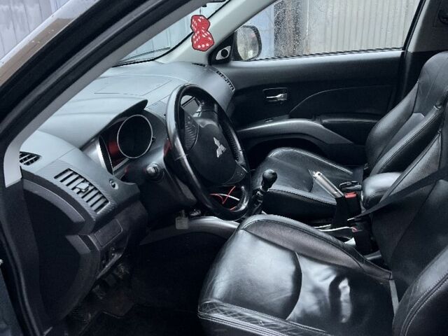 Чорний Міцубісі Аутлендер, об'ємом двигуна 2 л та пробігом 330 тис. км за 4900 $, фото 6 на Automoto.ua