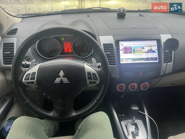 Черный Мицубиси Аутлендер, объемом двигателя 3 л и пробегом 220 тыс. км за 8500 $, фото 5 на Automoto.ua