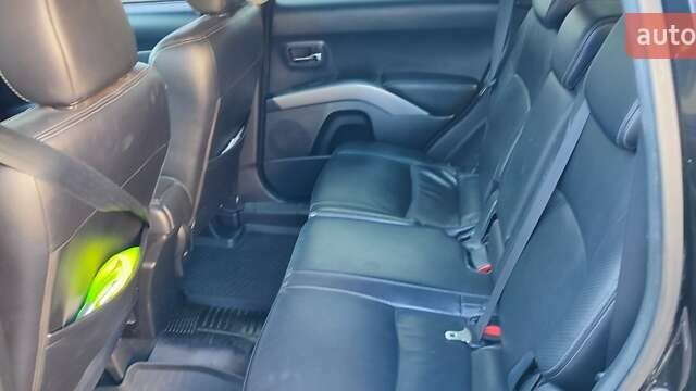 Черный Мицубиси Аутлендер, объемом двигателя 2.36 л и пробегом 246 тыс. км за 9700 $, фото 6 на Automoto.ua