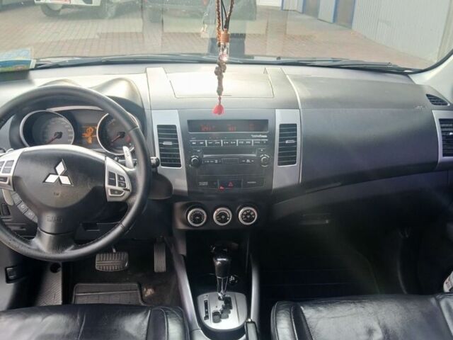 Чорний Міцубісі Аутлендер, об'ємом двигуна 3 л та пробігом 300 тис. км за 9600 $, фото 3 на Automoto.ua