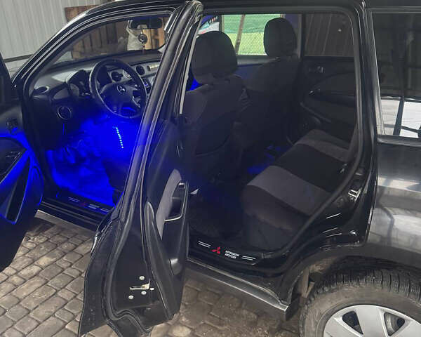 Черный Мицубиси Аутлендер, объемом двигателя 2 л и пробегом 130 тыс. км за 7500 $, фото 4 на Automoto.ua