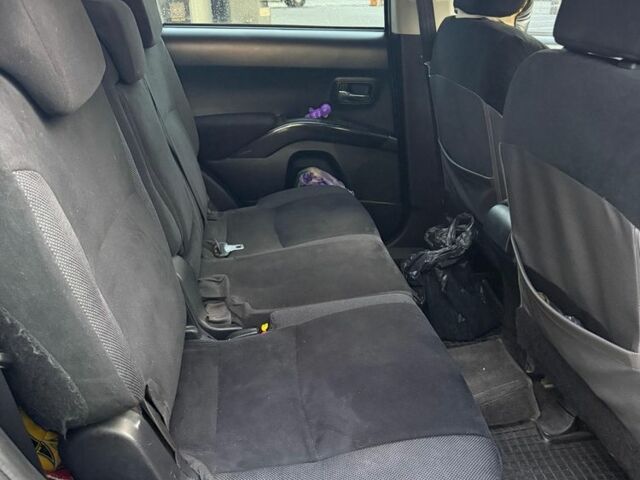 Черный Мицубиси Аутлендер, объемом двигателя 2.4 л и пробегом 369 тыс. км за 8500 $, фото 6 на Automoto.ua