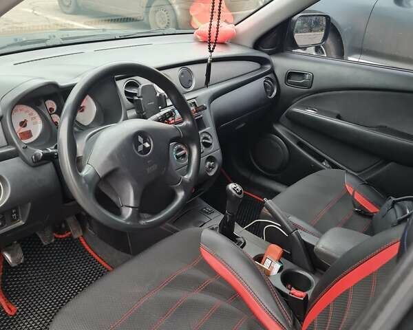 Черный Мицубиси Аутлендер, объемом двигателя 2 л и пробегом 212 тыс. км за 7900 $, фото 4 на Automoto.ua