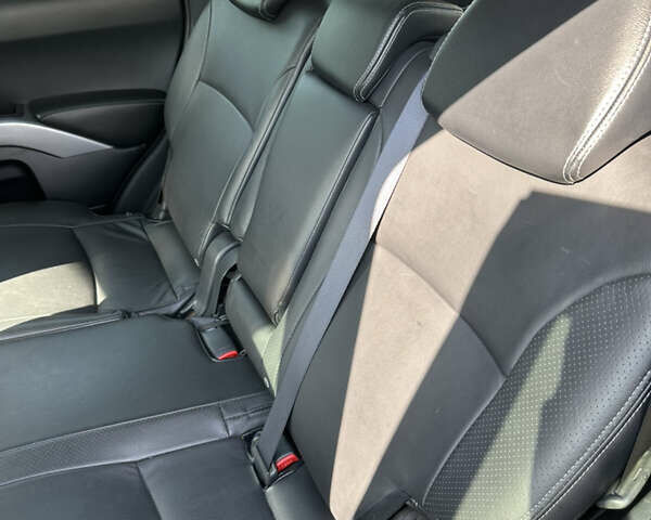 Черный Мицубиси Аутлендер, объемом двигателя 2.36 л и пробегом 240 тыс. км за 9599 $, фото 18 на Automoto.ua