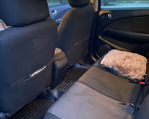 Чорний Міцубісі Аутлендер, об'ємом двигуна 2 л та пробігом 271 тис. км за 6799 $, фото 9 на Automoto.ua