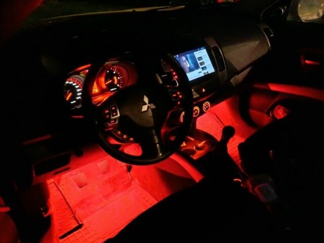 Черный Мицубиси Аутлендер, объемом двигателя 2.2 л и пробегом 200 тыс. км за 9500 $, фото 5 на Automoto.ua