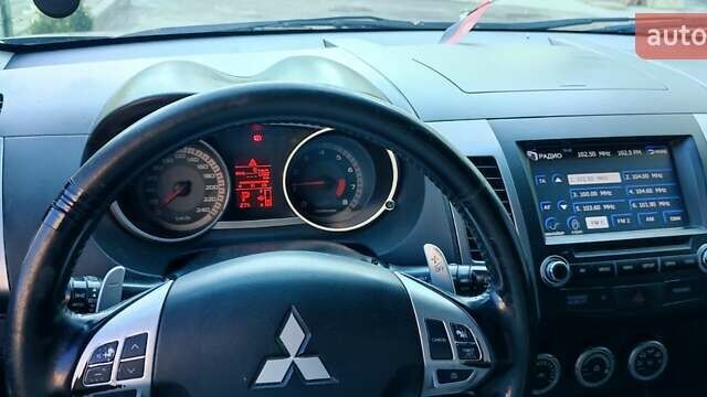 Черный Мицубиси Аутлендер, объемом двигателя 2.36 л и пробегом 246 тыс. км за 9700 $, фото 4 на Automoto.ua