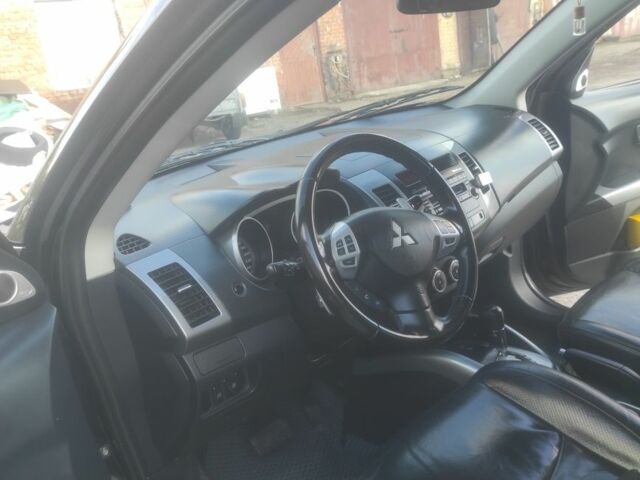 Черный Мицубиси Аутлендер, объемом двигателя 3 л и пробегом 300 тыс. км за 9000 $, фото 1 на Automoto.ua