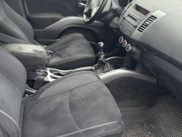 Черный Мицубиси Аутлендер, объемом двигателя 2 л и пробегом 320 тыс. км за 4800 $, фото 9 на Automoto.ua