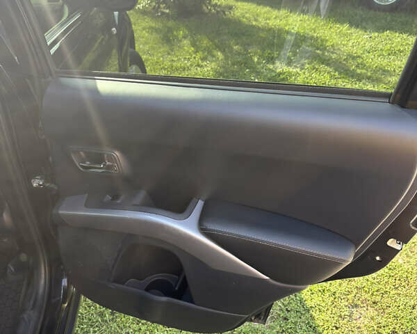 Черный Мицубиси Аутлендер, объемом двигателя 2.36 л и пробегом 240 тыс. км за 9599 $, фото 22 на Automoto.ua